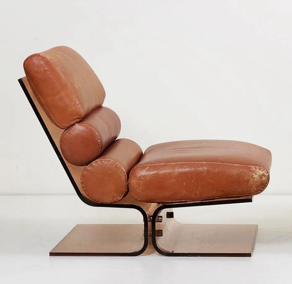 Objets anciens et intérieur de maison à débarrasser