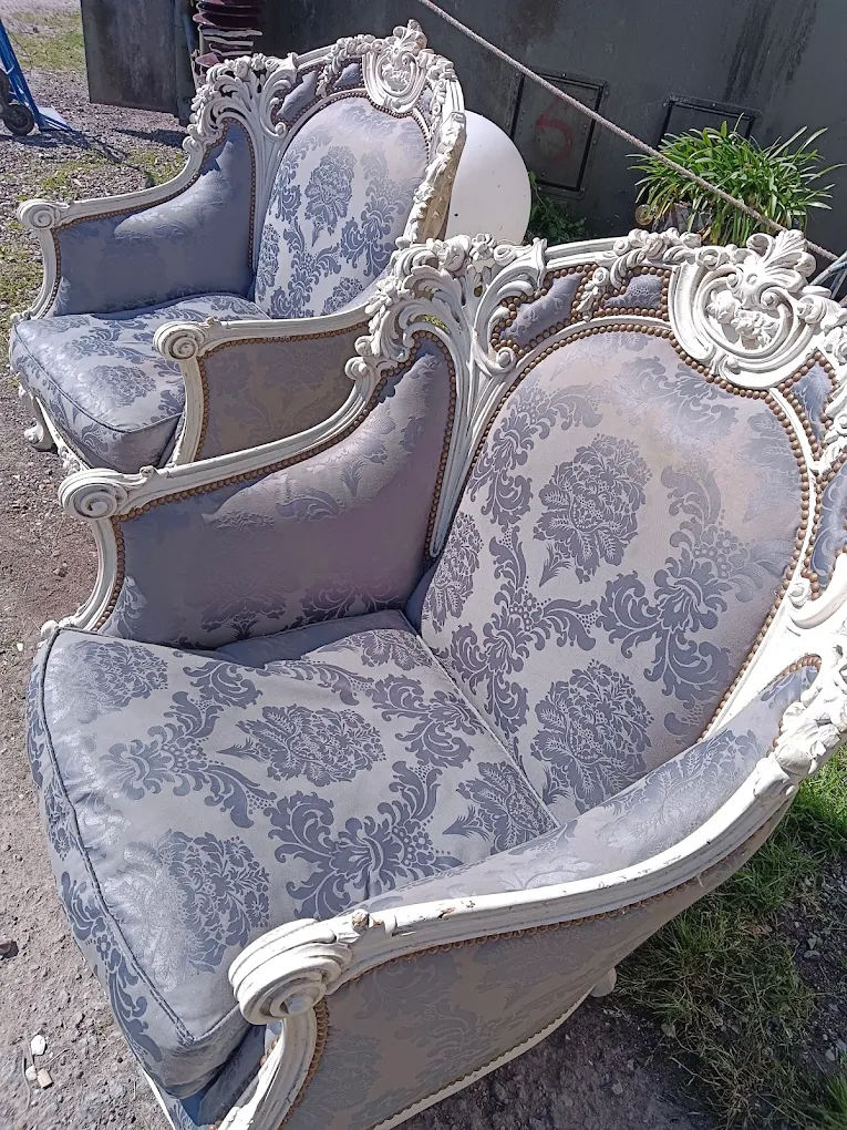 Objets anciens, mobilier et pièces de brocante